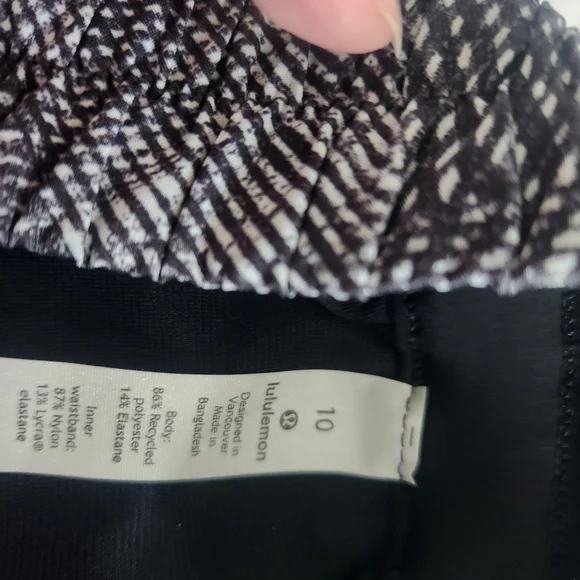 Lululemon Athletica Tracker 4" Women's Shorts - Picture 3 of 4